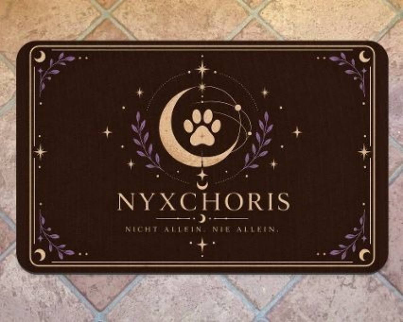 NYXCHORIS Napfunterlage in Dunkelbraun mit Mond, Pfote und Schriftzug